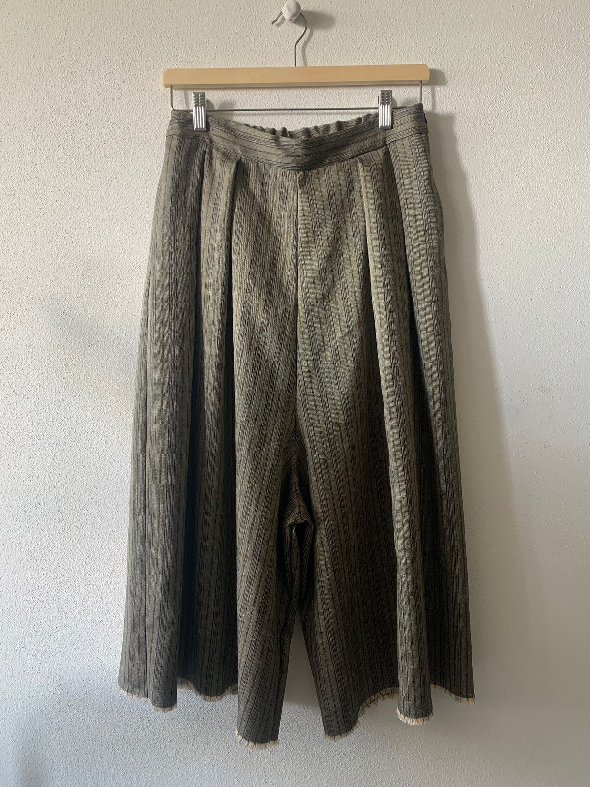 Elsa – gonna pantalone sartoriale in lino gessato deadstock