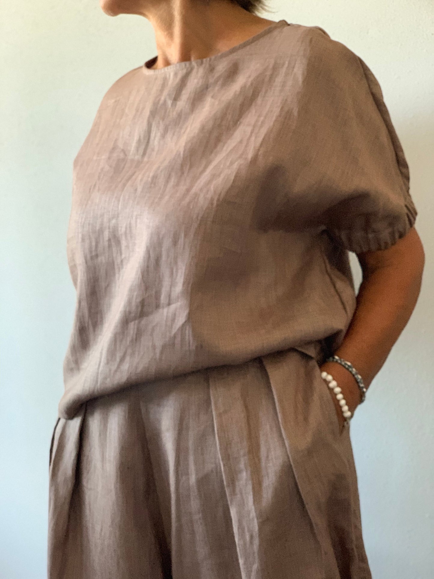 Outfit con blusa in lino handmade e pantaloni morbidi eleganti Vestocircolare