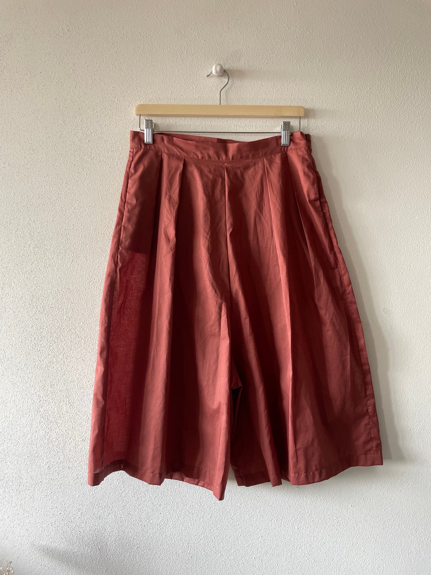Dettaglio zip laterale e vita sartoriale della gonna pantalone Elsa handmade