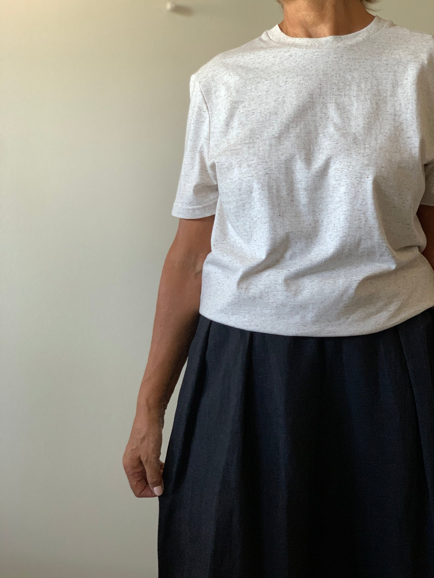 Dettaglio lino deadstock color lavagna e finiture sartoriali della gonna pantalone Elsa