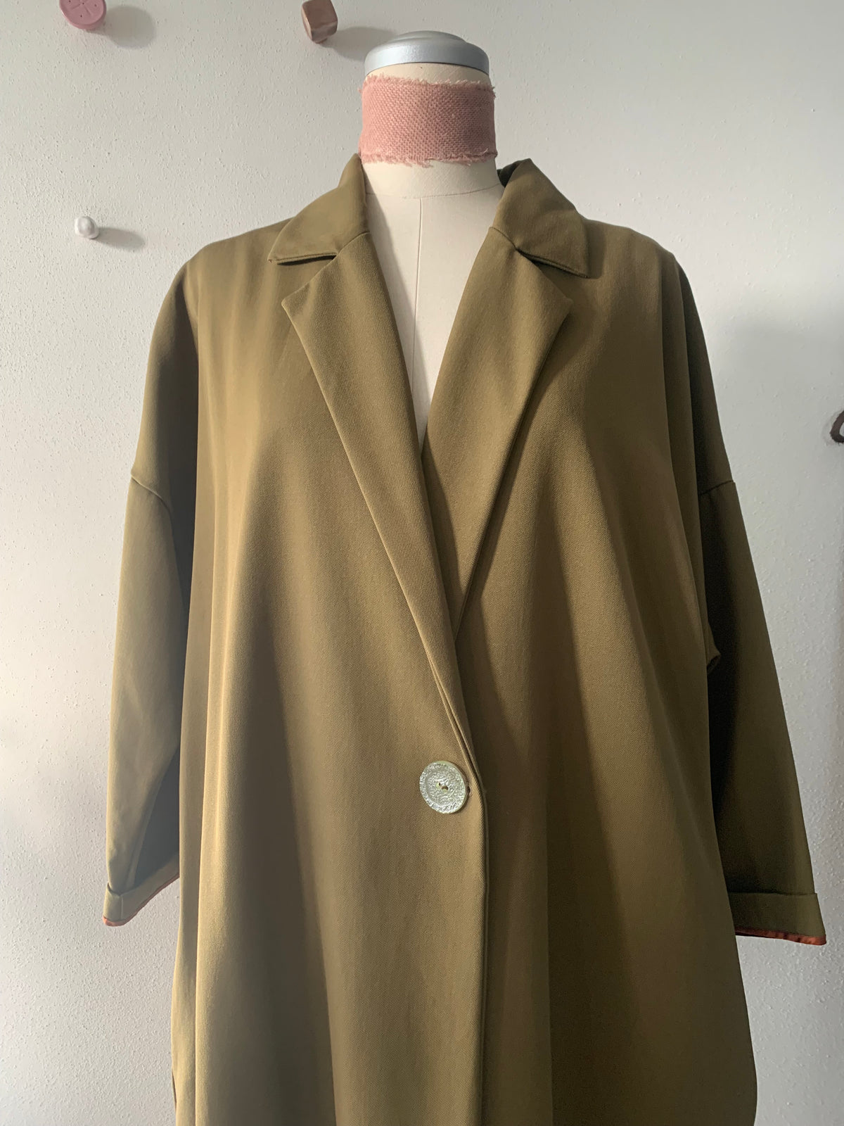 Levante - Il cappotto over sartoriale in lana tecnica color olio