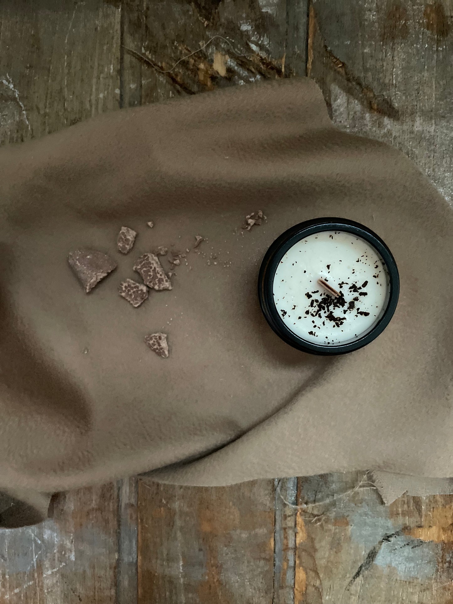 candela per profumare ambienti in cera di soia con stoppino in legno certificato FSC. Fragranza gourmand
Note di testa- Aramcia amara
note di cuore: Nocciola
note di fondo: cioccolato, caffè, vaniglia e caramello