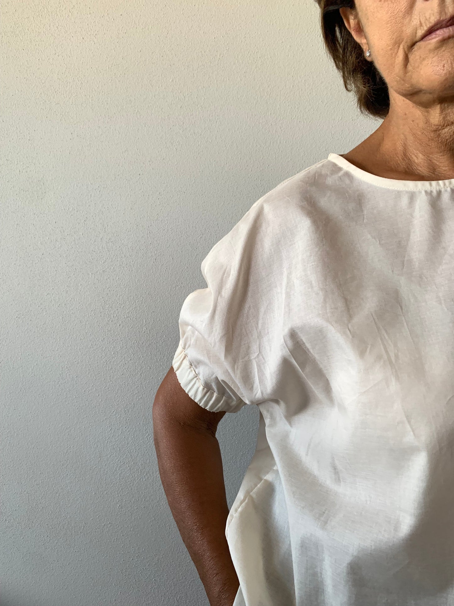 Dettaglio cotone deadstock color latte e finiture sartoriali della blusa handmade Bianca