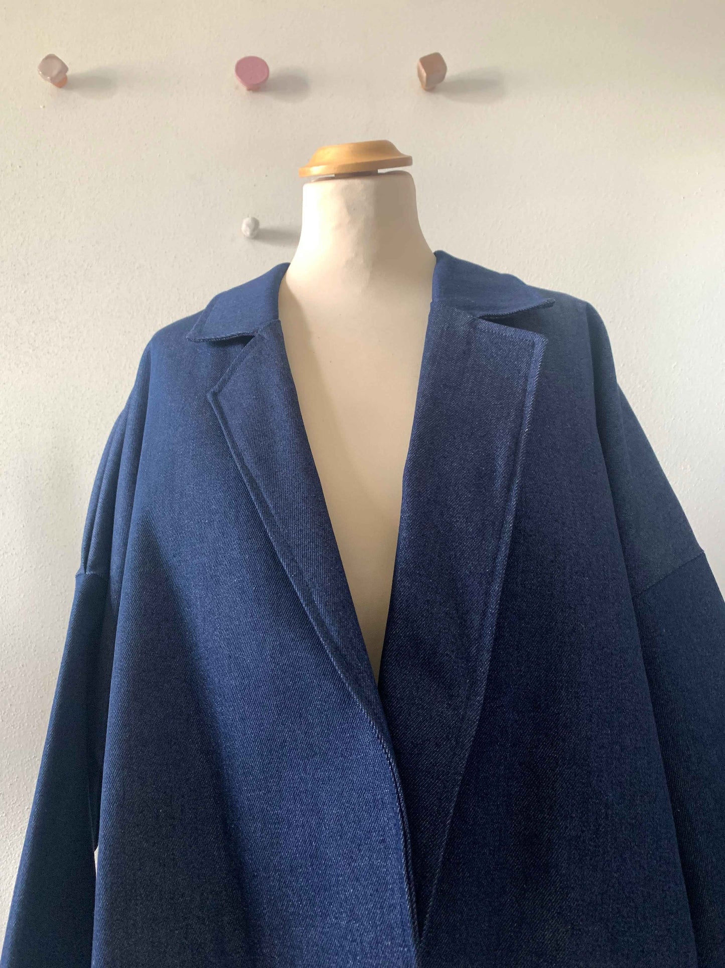 Levantino_ la giacca midì in denim