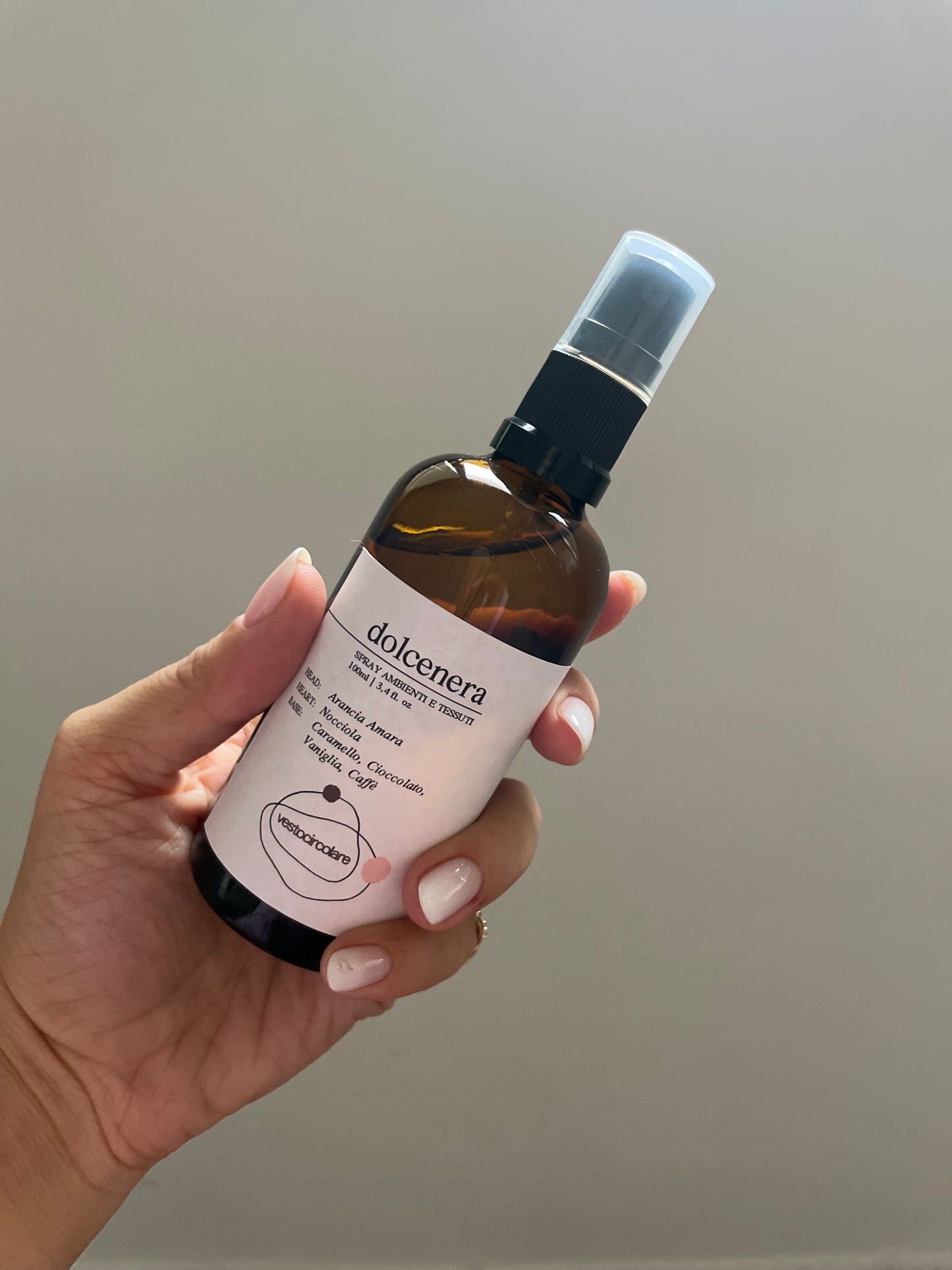 Profumo in spray per tessuti e ambiente dalla fragranza gourmand. Note di testa- Aramcia amara
note di cuore: Nocciola note di fondo: cioccolato, caffè, vaniglia e caramello