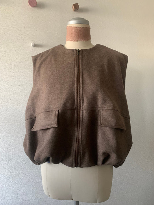 Come indossare un gilet ampio: perché la sovrapposizione funziona