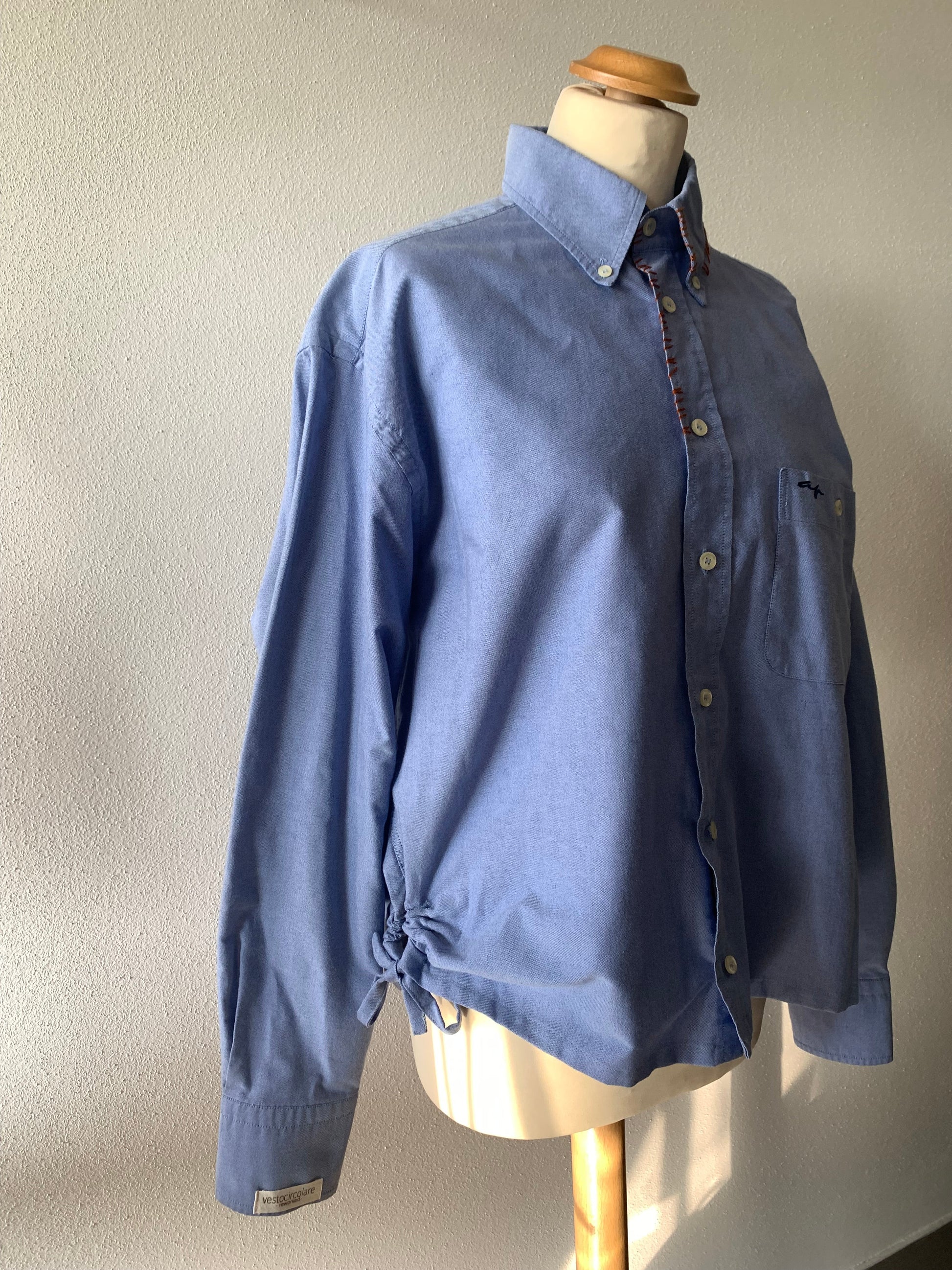 Camicia artigianale reworked con lavorazione a bacchette ricamata a mano e silhouette fluida in tessuto recuperato