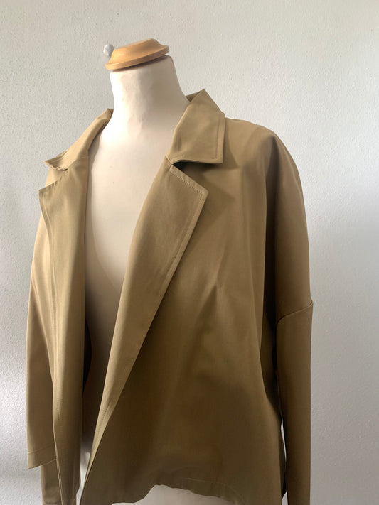 Levantino_ la giacca midì in gabardina cammello