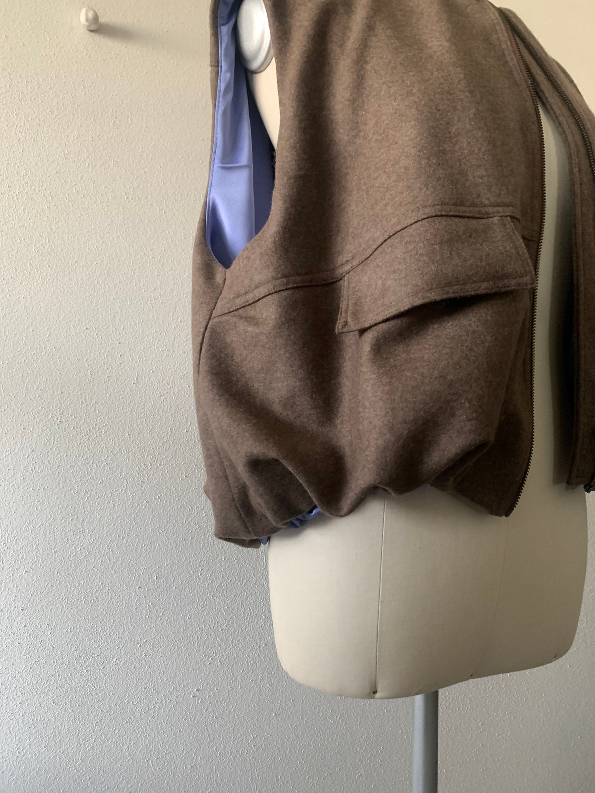Dettaglio del tessuto in lana deadstock del gilet