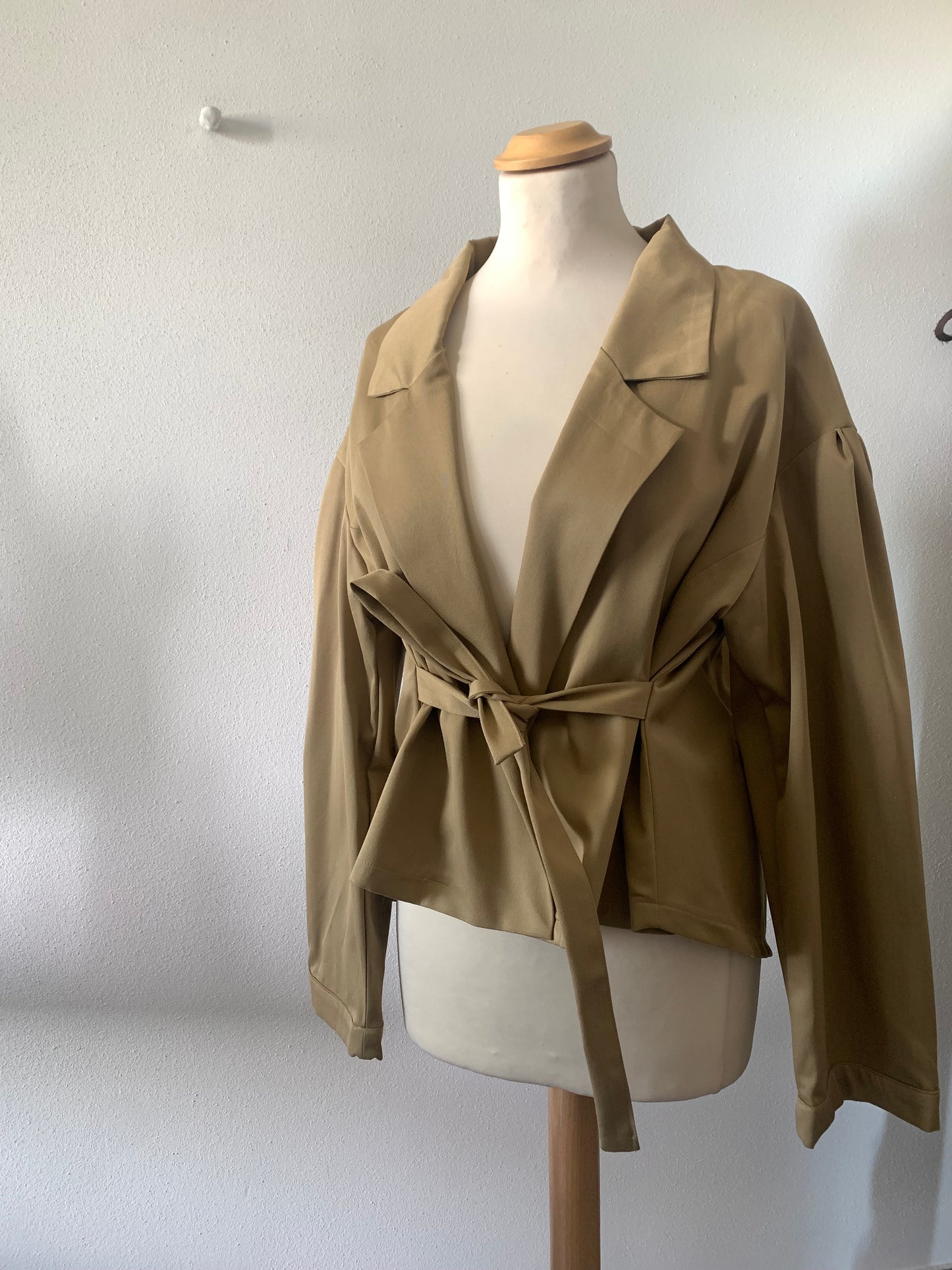 Giacca Odabella handmade in gabardina di cotone con cintura regolabile e vestibilità morbida Vestocircolare