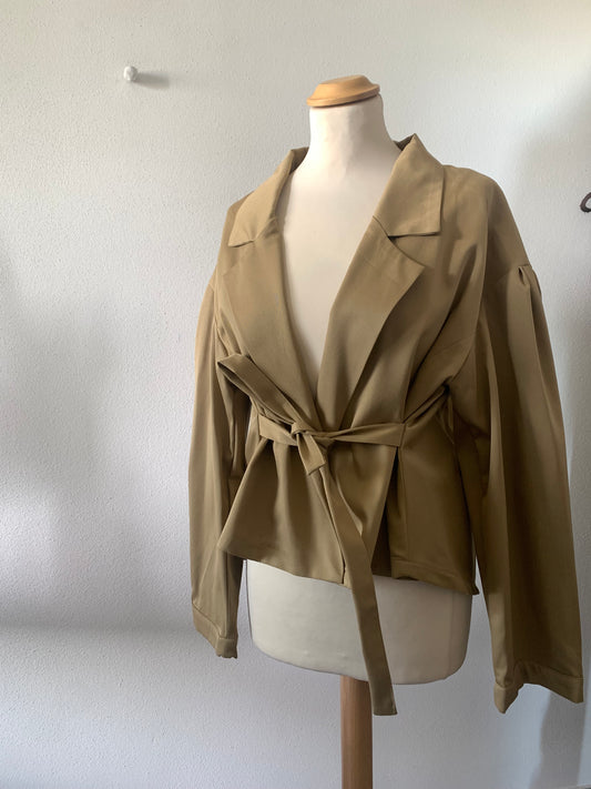 Giacca Odabella handmade in gabardina di cotone con cintura regolabile e vestibilità morbida Vestocircolare
