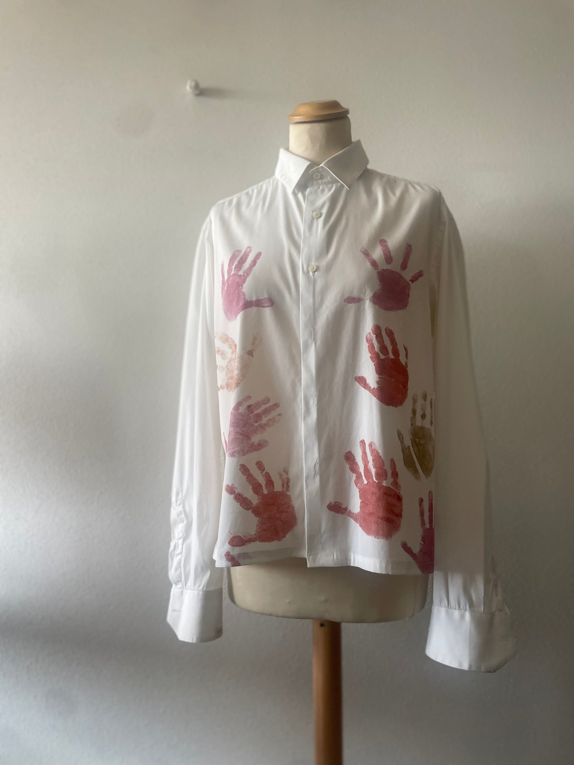 Camicia artigianale reworked in tessuto recuperato con silhouette fluida e dettagli stampati a mano