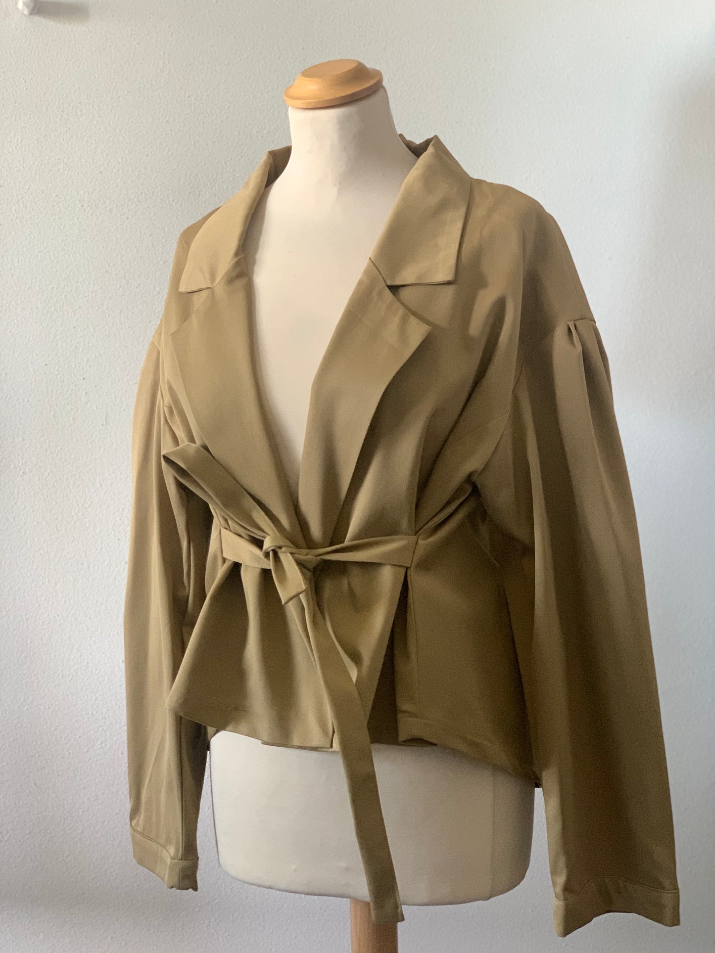Giacca handmade dal design essenziale con struttura morbida e movimento naturale del tessuto