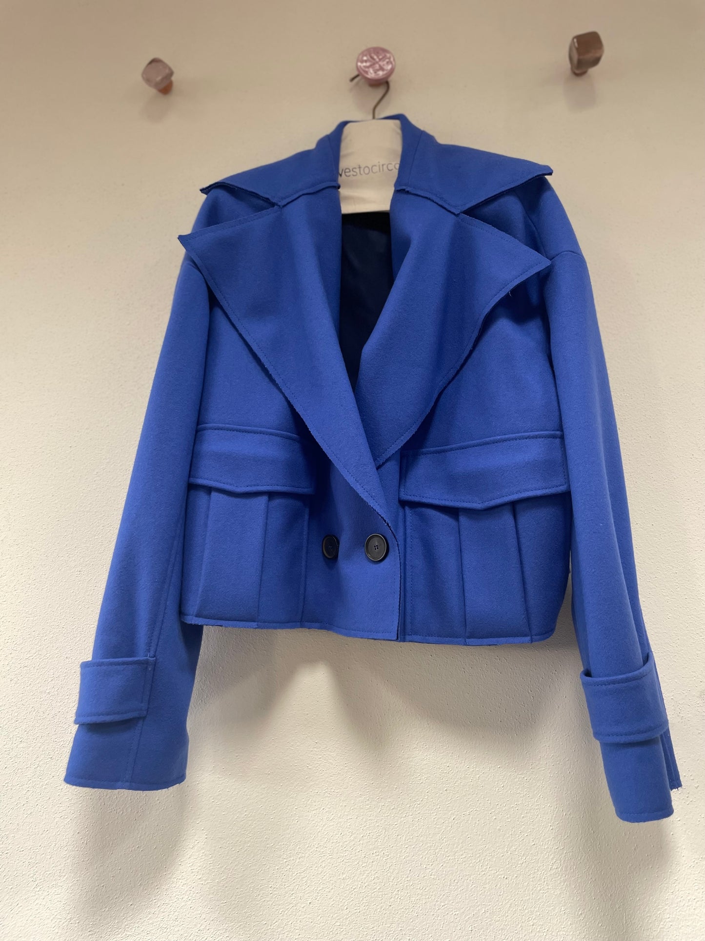 Cappotto doppio petto bluette, taglio corto cropped 