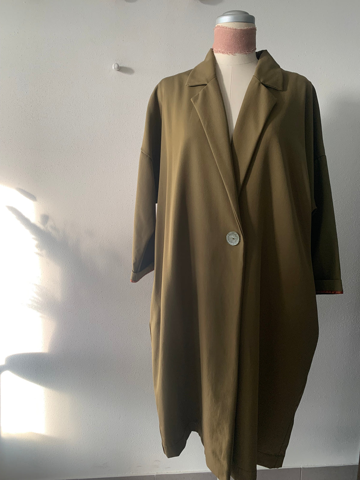 Levante - Il cappotto over sartoriale in lana tecnica color olio