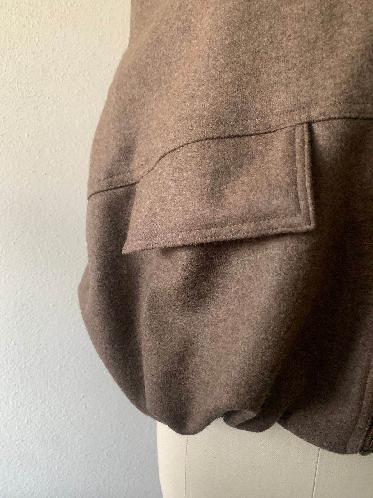 Dettaglio delle tasche del gilet sartoriale