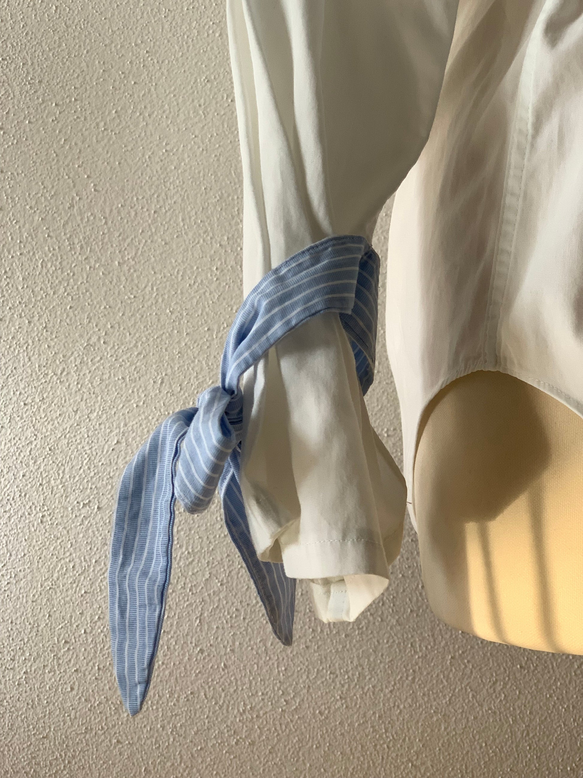 Dettagli sartoriali e tessuto recuperato della camicia reworked artigianale