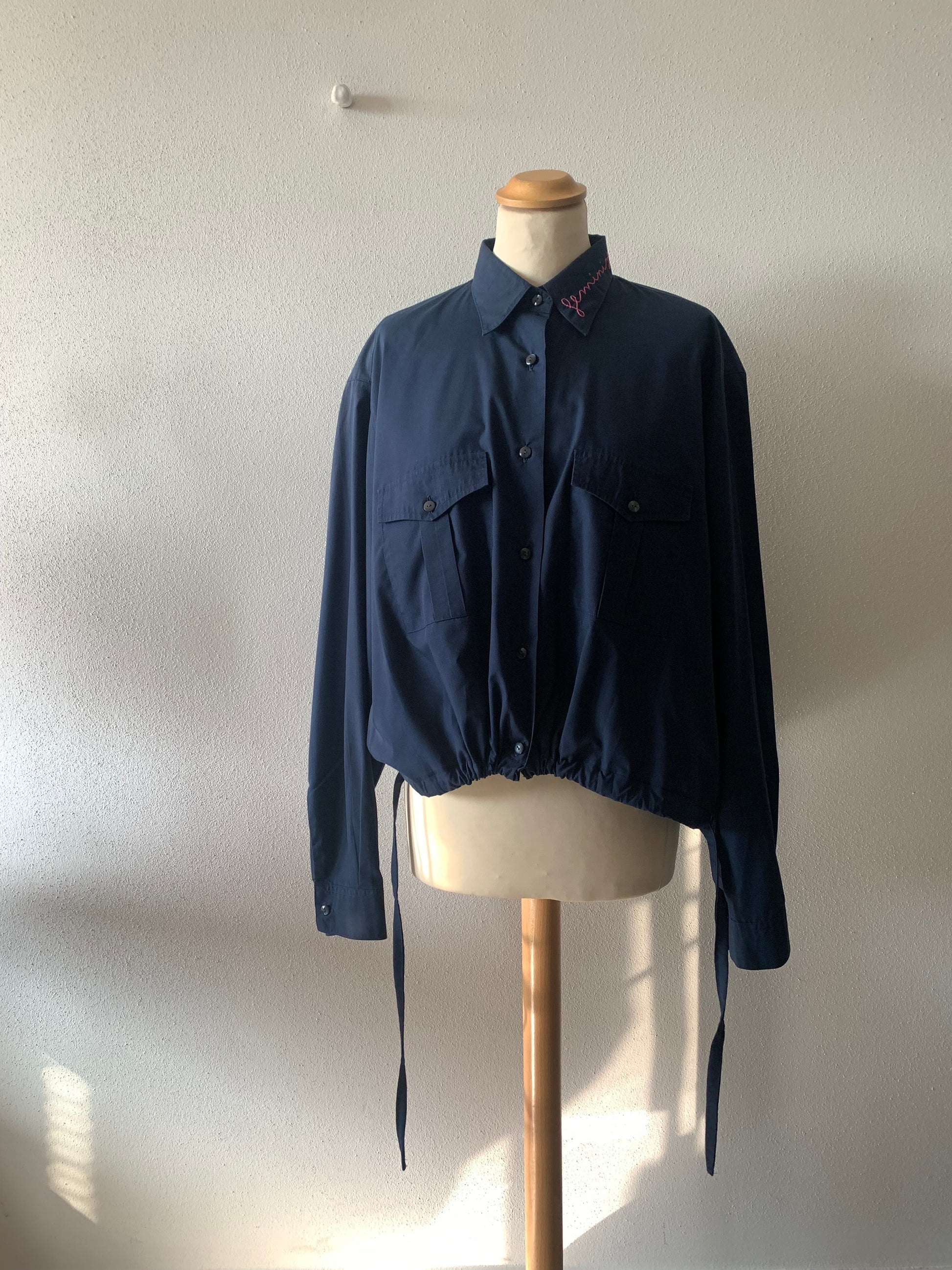 Camicia sostenibile donna con vestibilità comoda elegante e lavorazione artigianale handmade