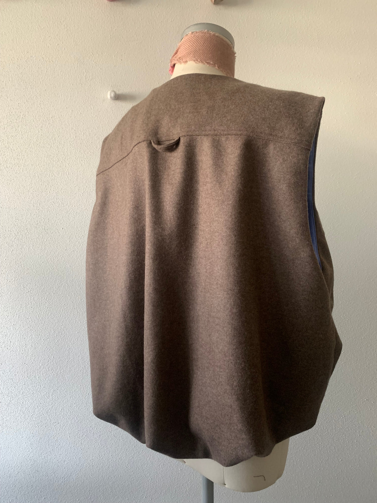 Retro del gilet donna con pieghe ampie e volume svasato