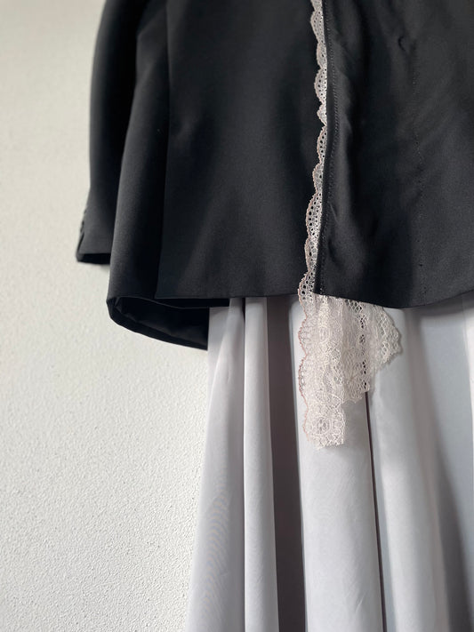 Blazer second hand nero rilavorato con pizzo e spacco posteriore 