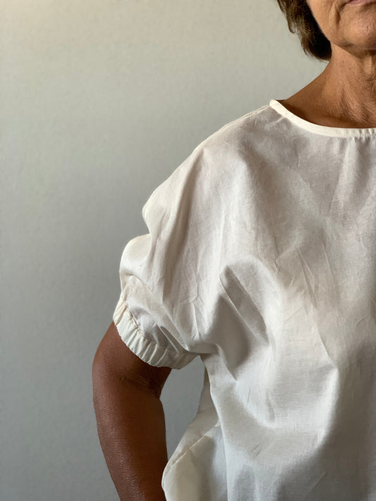 Blusa Bianca handmade in cotone deadstock color latte con vestibilità morbida Vestocircolare
