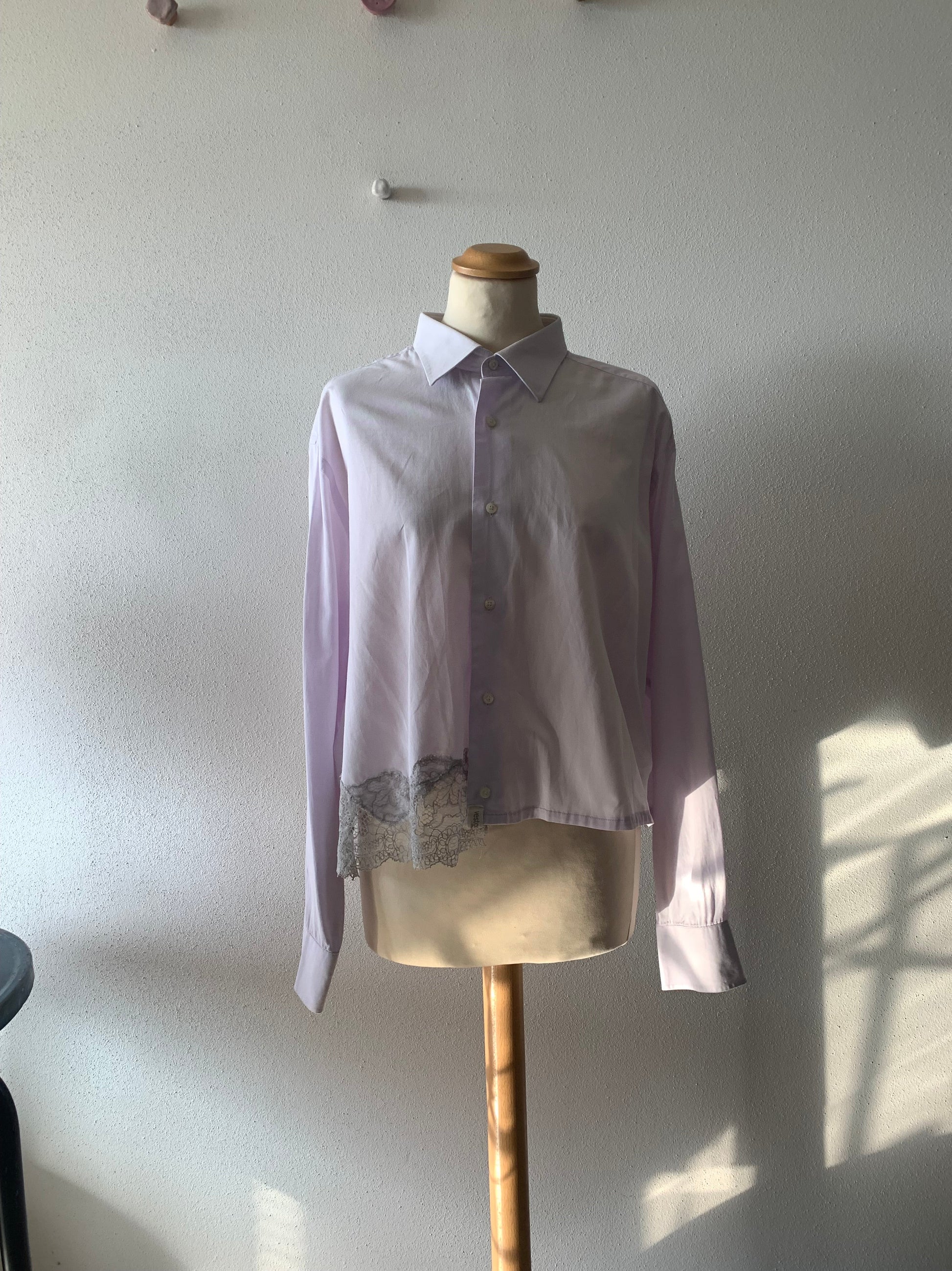 Camicia artigianale reworked in tessuto recuperato con silhouette fluida e design essenziale contemporaneo