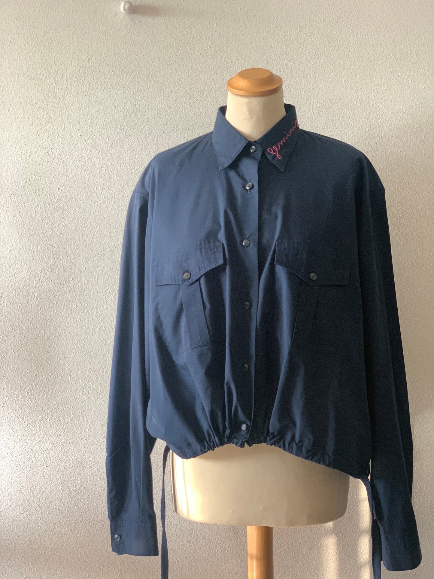 Dettagli sartoriali e tessuto recuperato della camicia reworked Vestocircolare