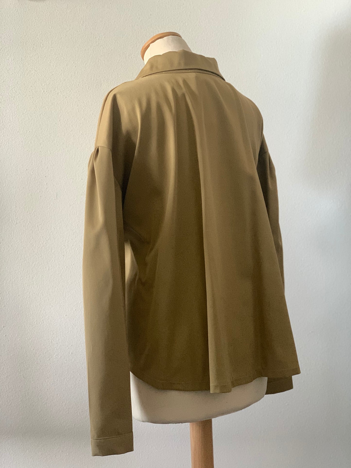 Giacca sostenibile donna in gabardina di cotone con vestibilità comoda elegante e lavorazione sartoriale