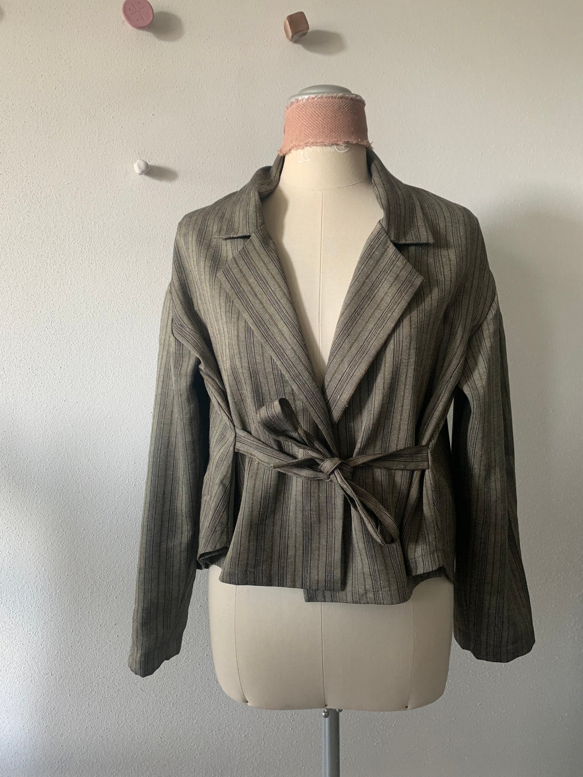 Odabella - la giacca dei gigli intrecciati in lino gessato deadstock