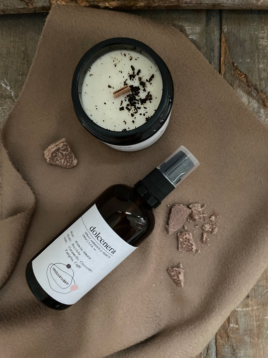 kit composto da 
Profumo in spray per tessuti e ambiente dalla fragranza gourmand. e candela in cera di soia.
Note di testa- Aramcia amara
note di cuore: Nocciola note di fondo: cioccolato, caffè, vaniglia e caramello