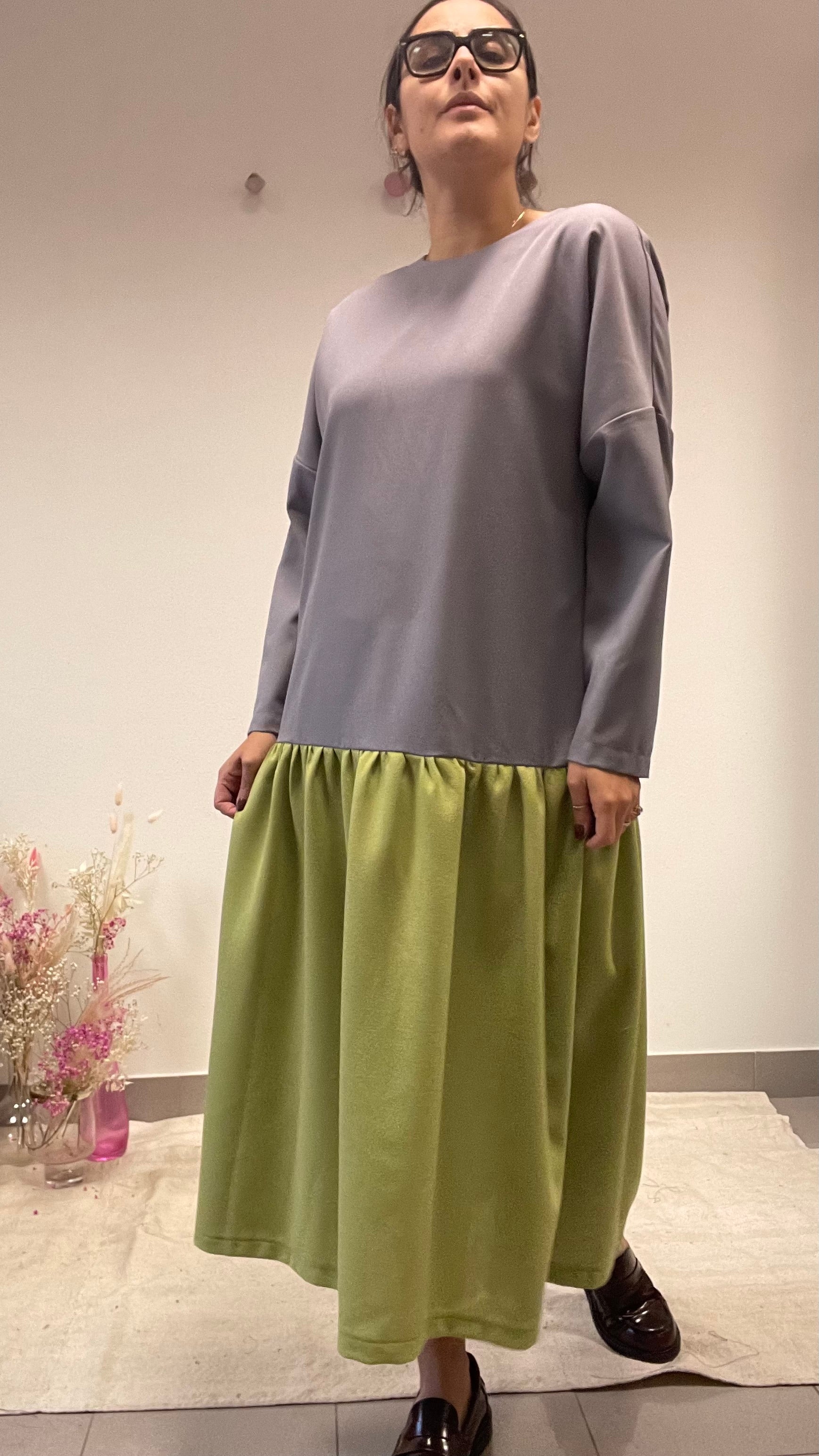 maxi abito in fresco lana con balza in crepe di lana verde mela