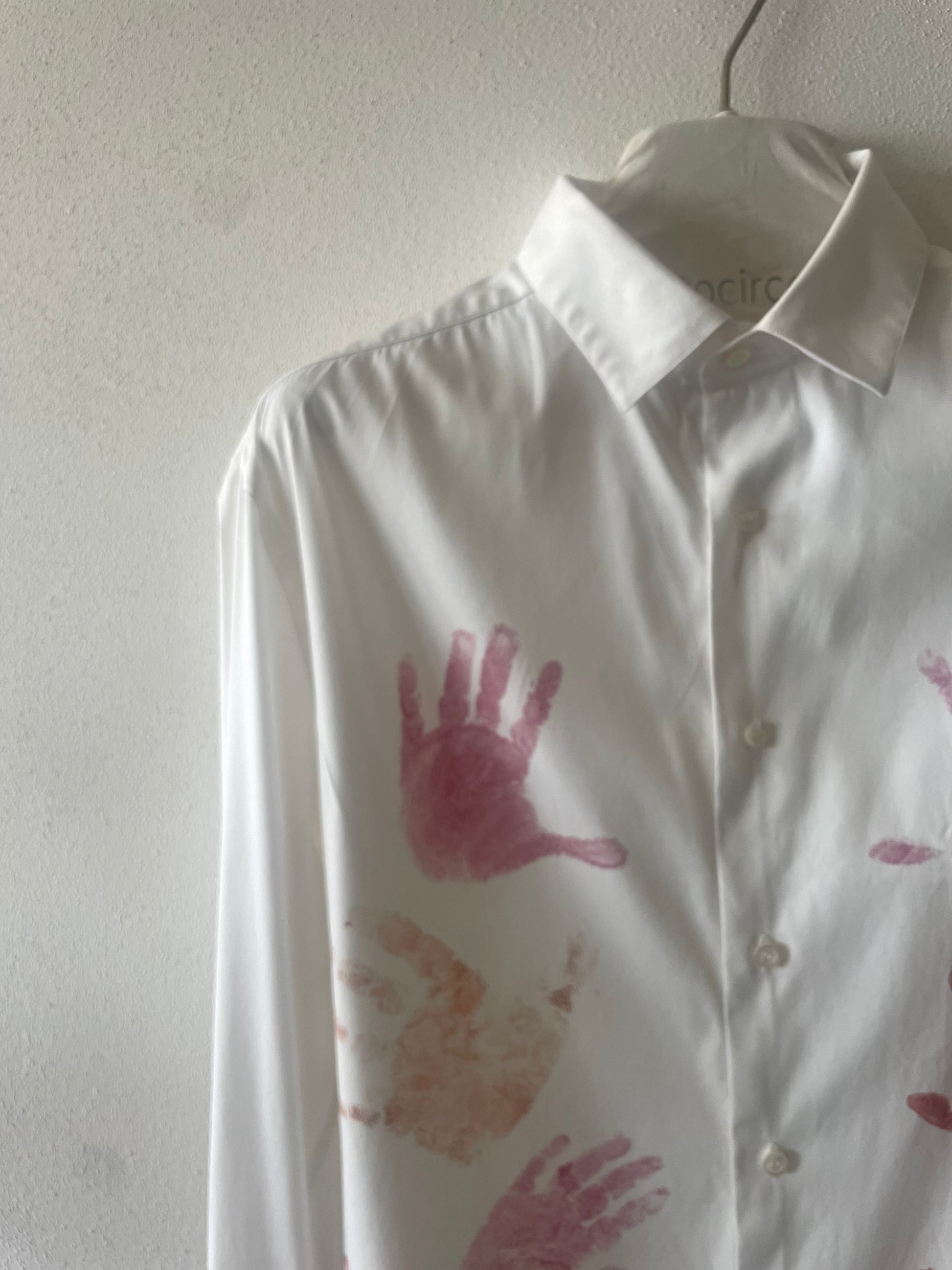 Dettaglio stampa handmade su camicia reworked artigianale Vestocircolare