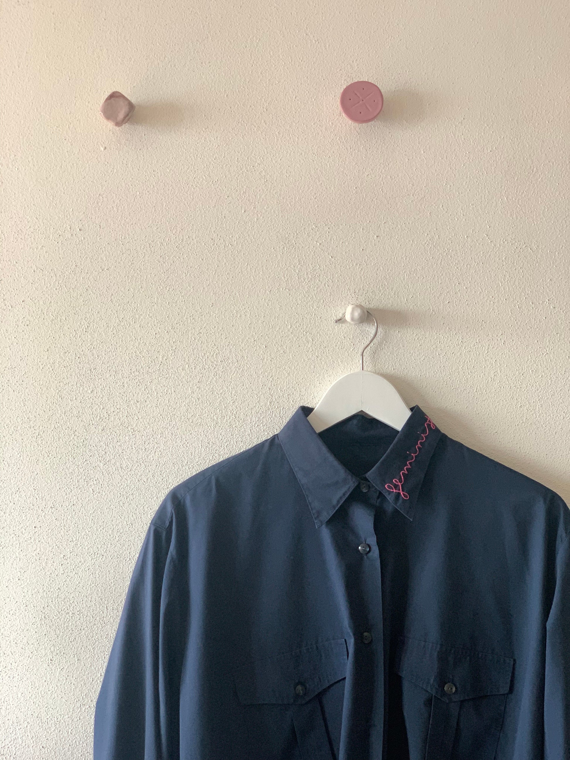 Dettagli sartoriali e tessuto recuperato della camicia reworked Vestocircolare