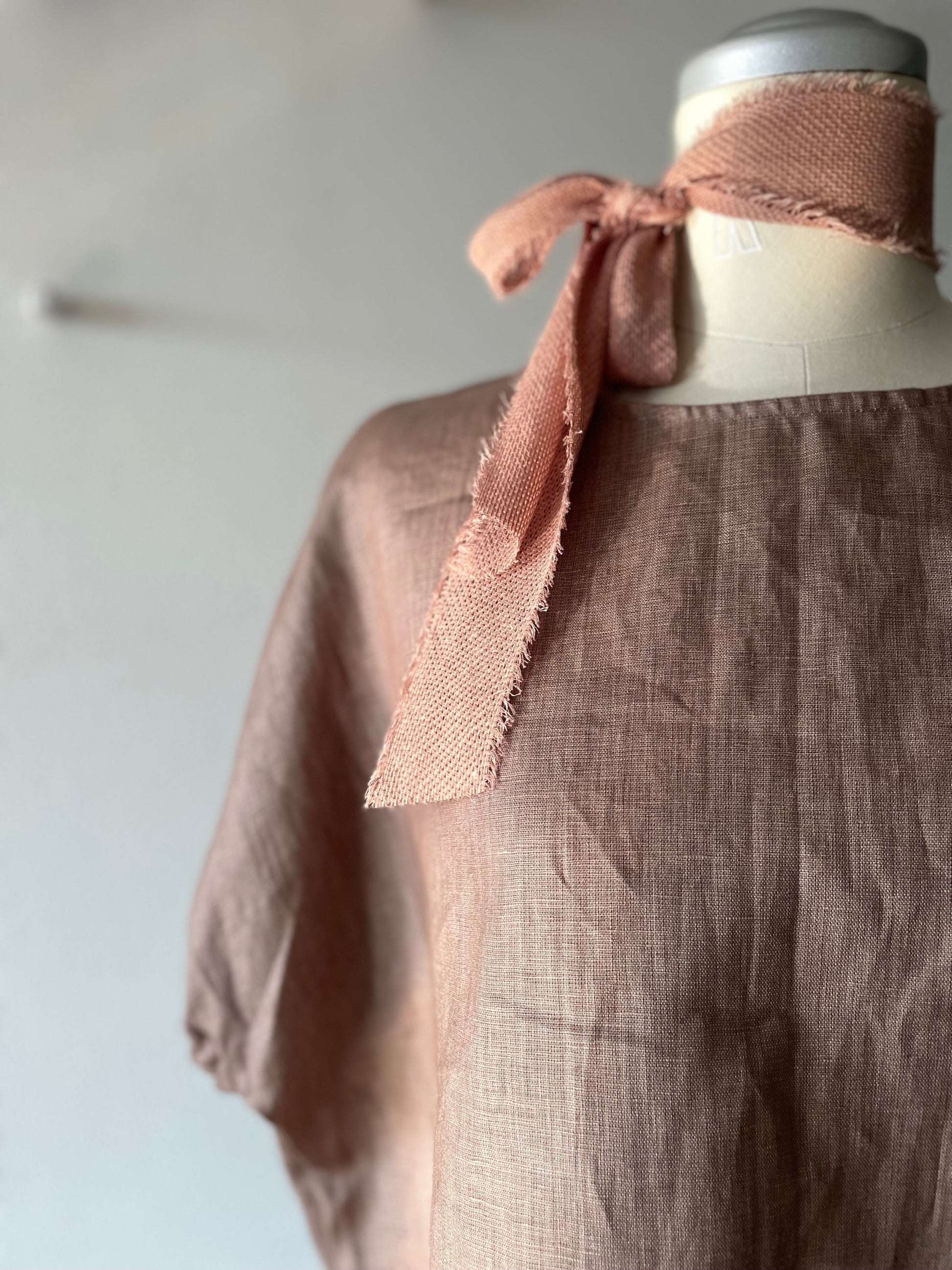 Blusa Bianca handmade in lino deadstock con vestibilità morbida e linea boxy Vestocircolare