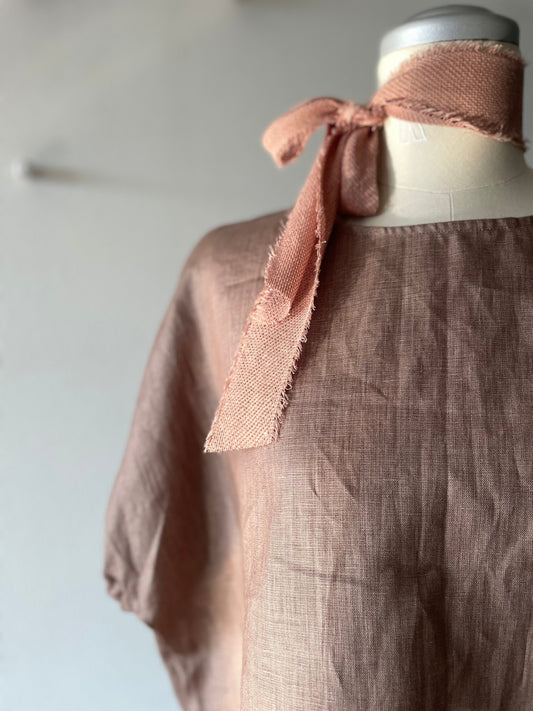 Blusa Bianca handmade in lino deadstock con vestibilità morbida e linea boxy Vestocircolare