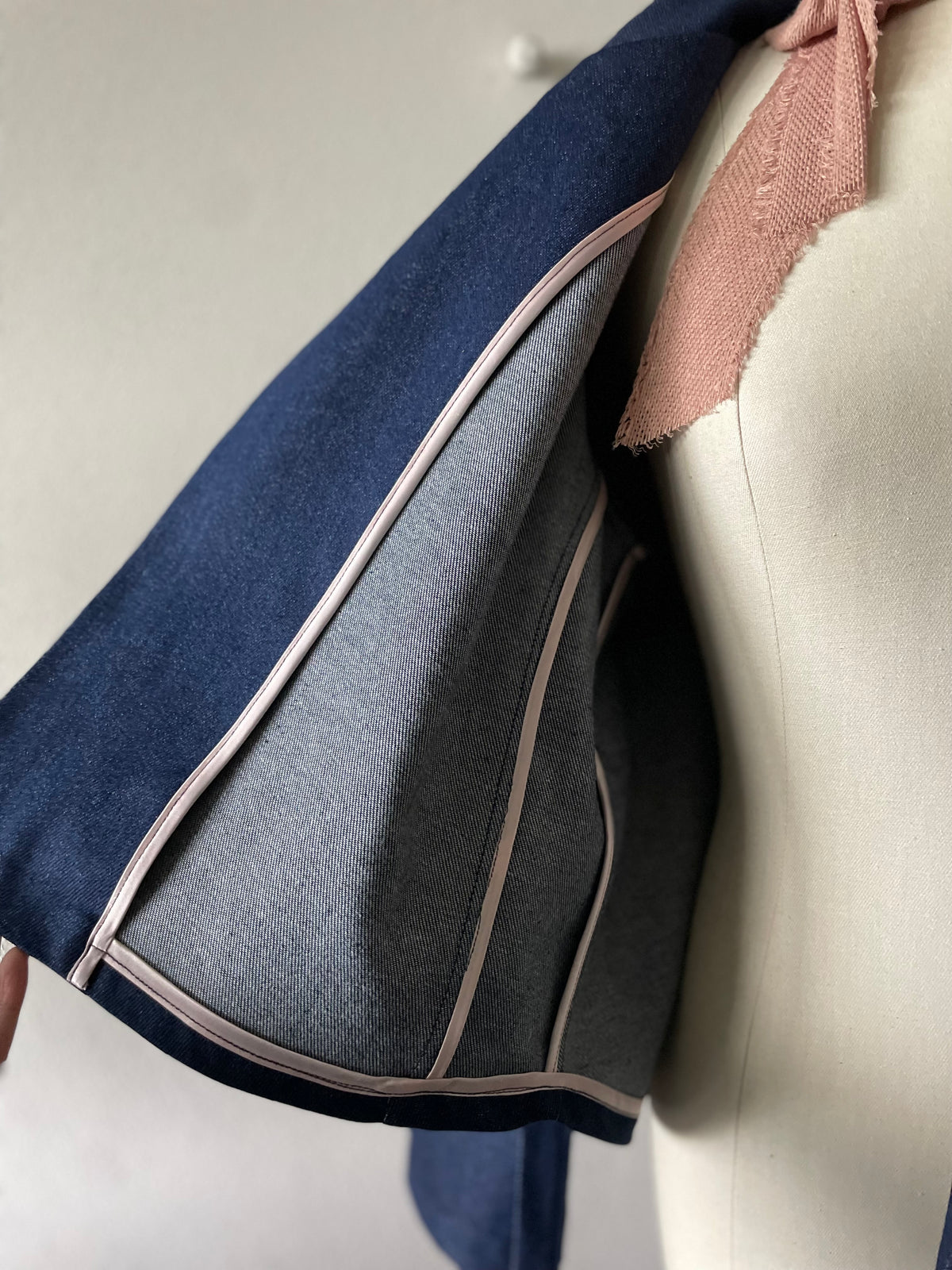 Odabella - la giacca dei gigli intrecciati in denim strutturato deadstock
