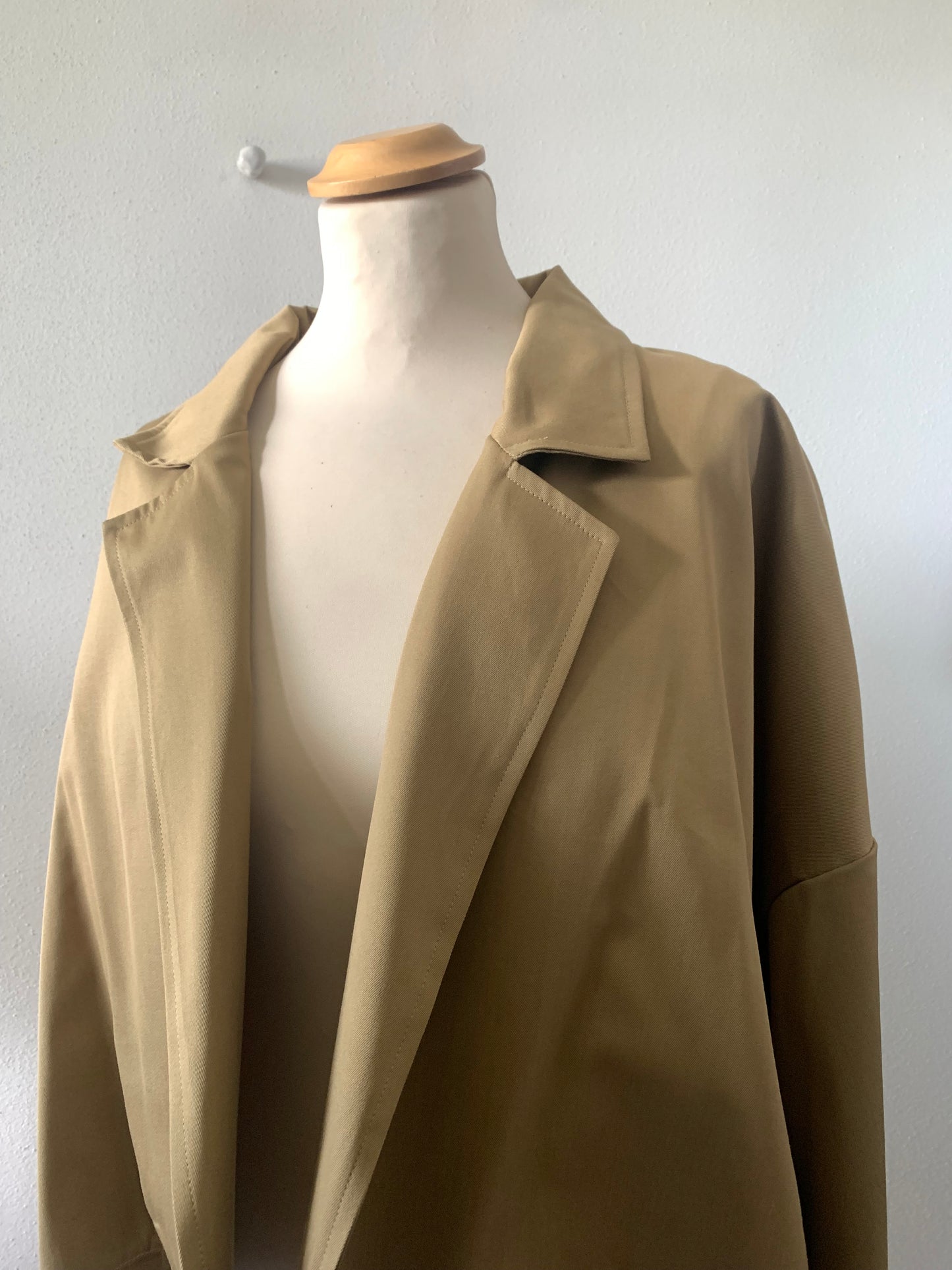 Levantino_ la giacca midì in gabardina cammello