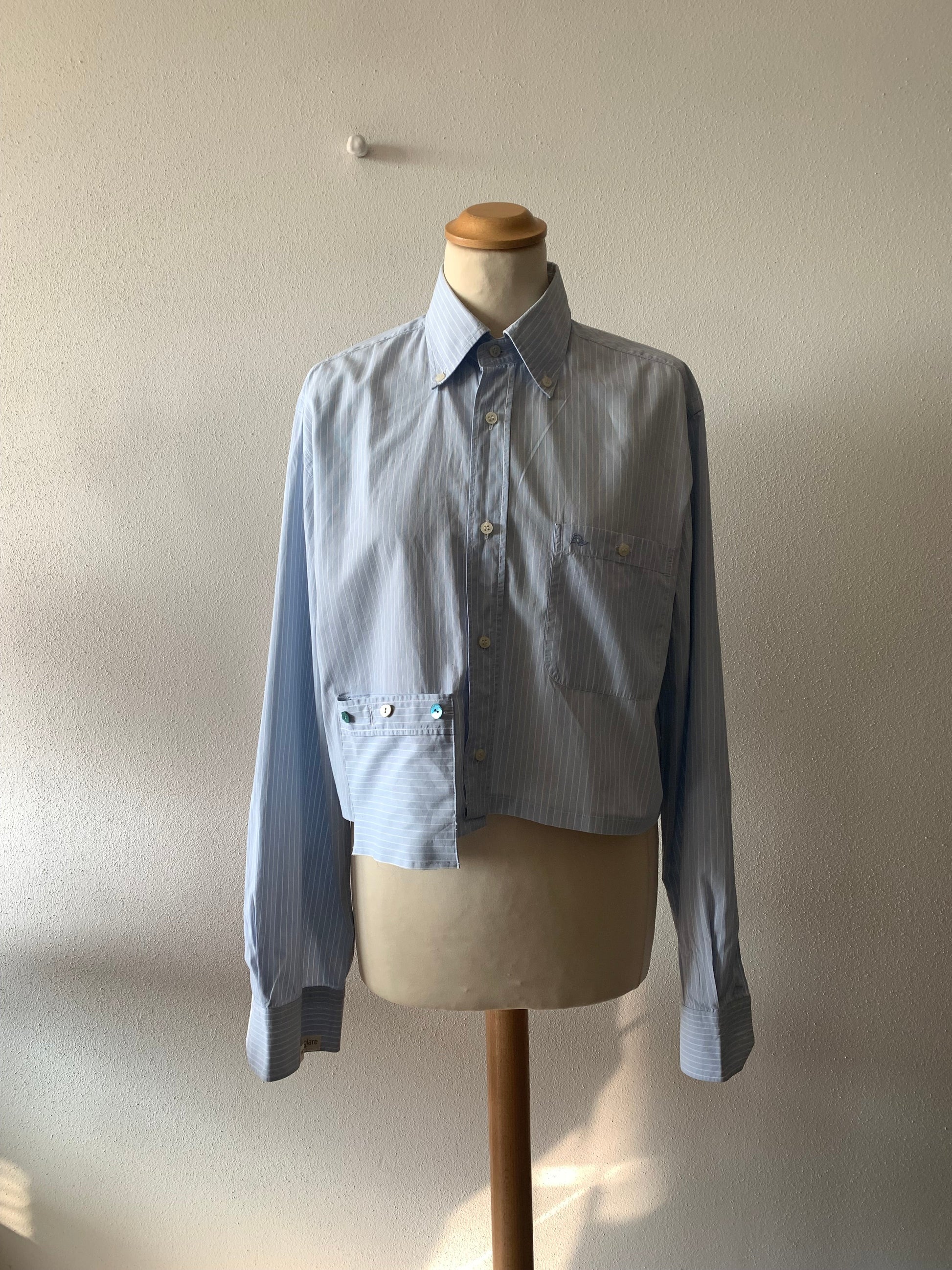 Camicia sostenibile donna cropped dal taglio essenziale e vestibilità comoda elegante