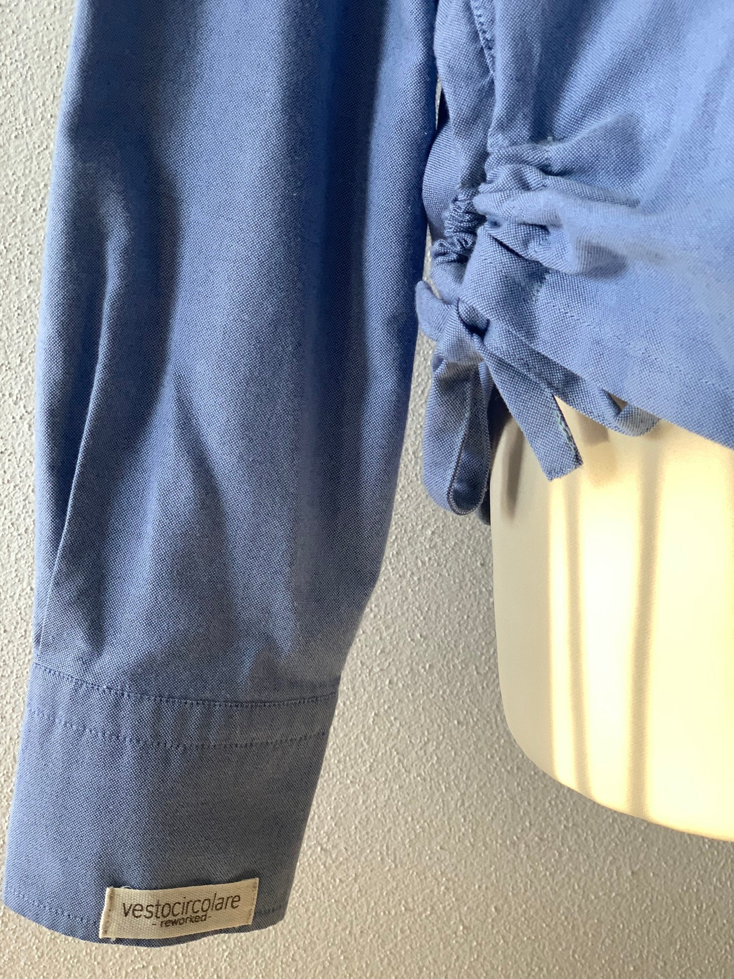 Dettagli sartoriali e tessuto recuperato della camicia handmade donna