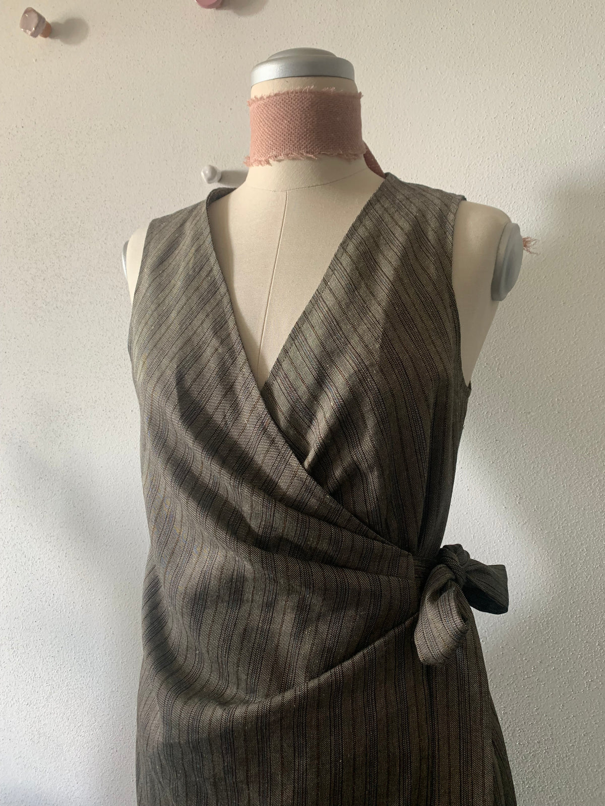 Ipazia – abito a portafoglio sartoriale con drappeggio in lino gessato