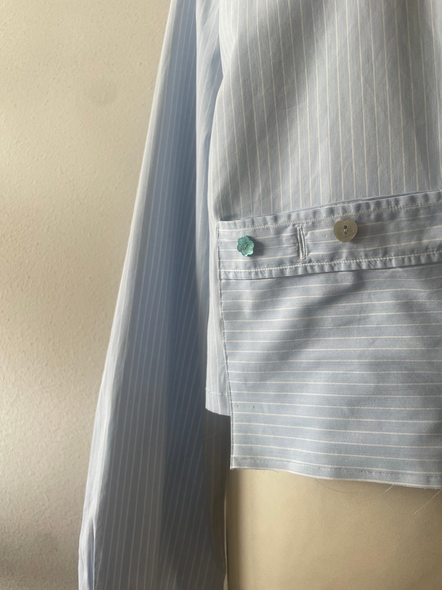Dettaglio tasca applicata su camicia reworked artigianale donna