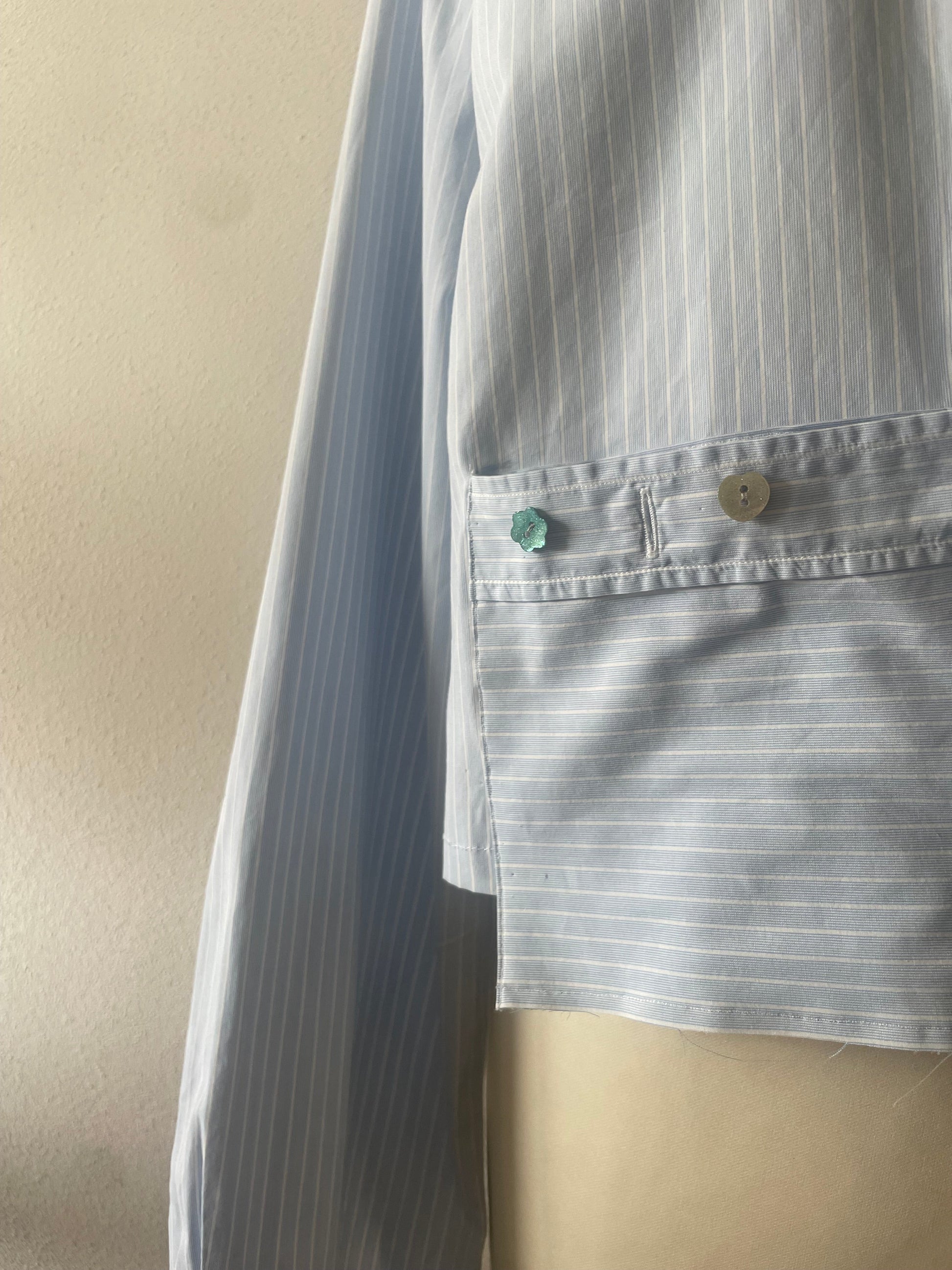 Dettaglio tasca applicata su camicia reworked artigianale donna