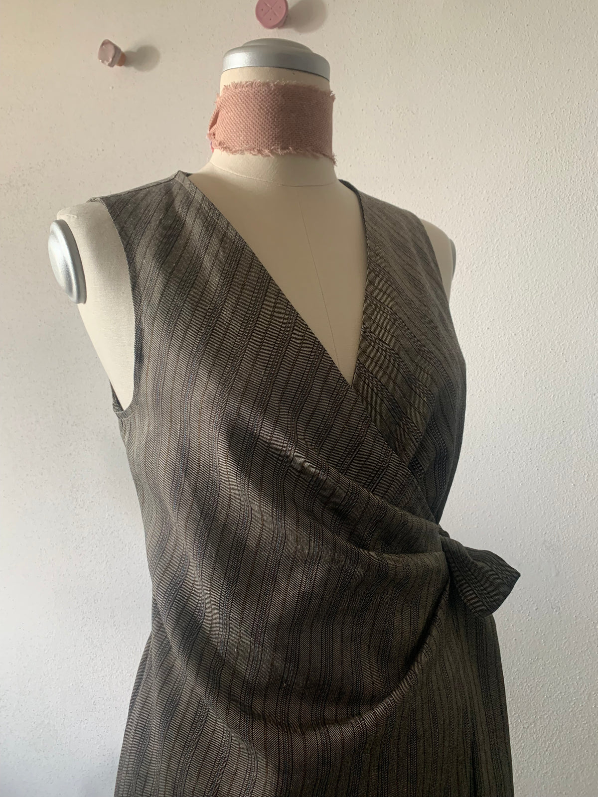 Ipazia – abito a portafoglio sartoriale con drappeggio in lino gessato