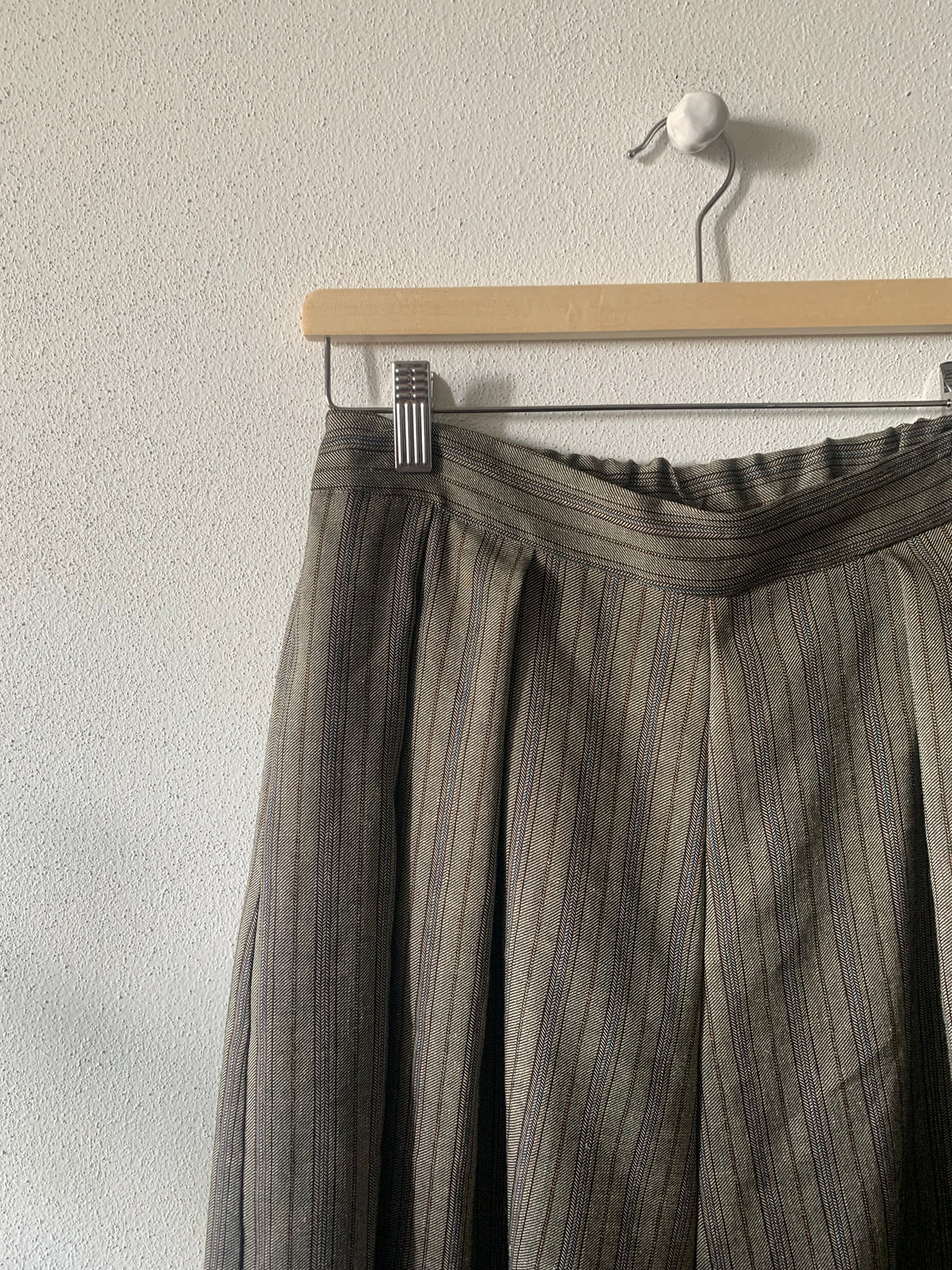 Elsa – gonna pantalone sartoriale in lino gessato deadstock