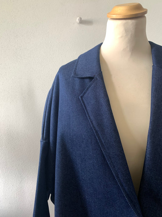 Giacca Levantino handmade in denim blu con vestibilità over e linea destrutturata Vestocircolare