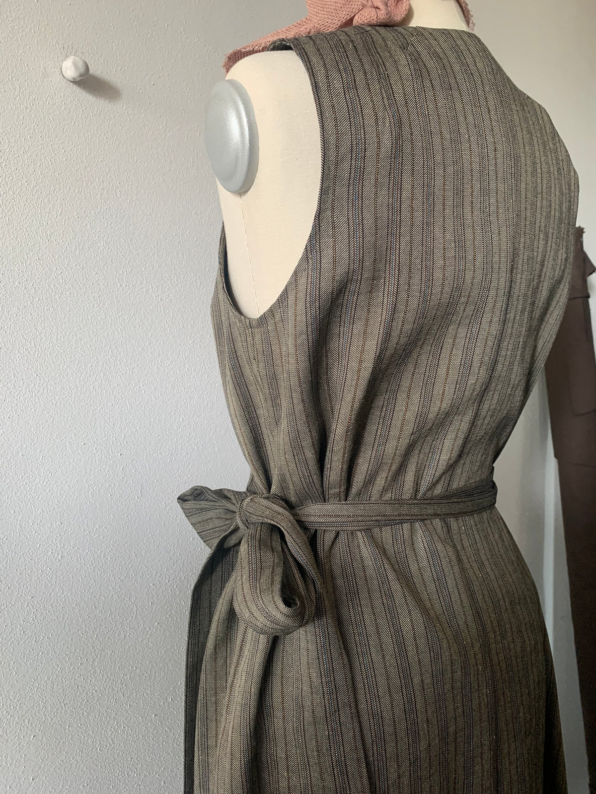 Ipazia – abito a portafoglio sartoriale con drappeggio in lino gessato