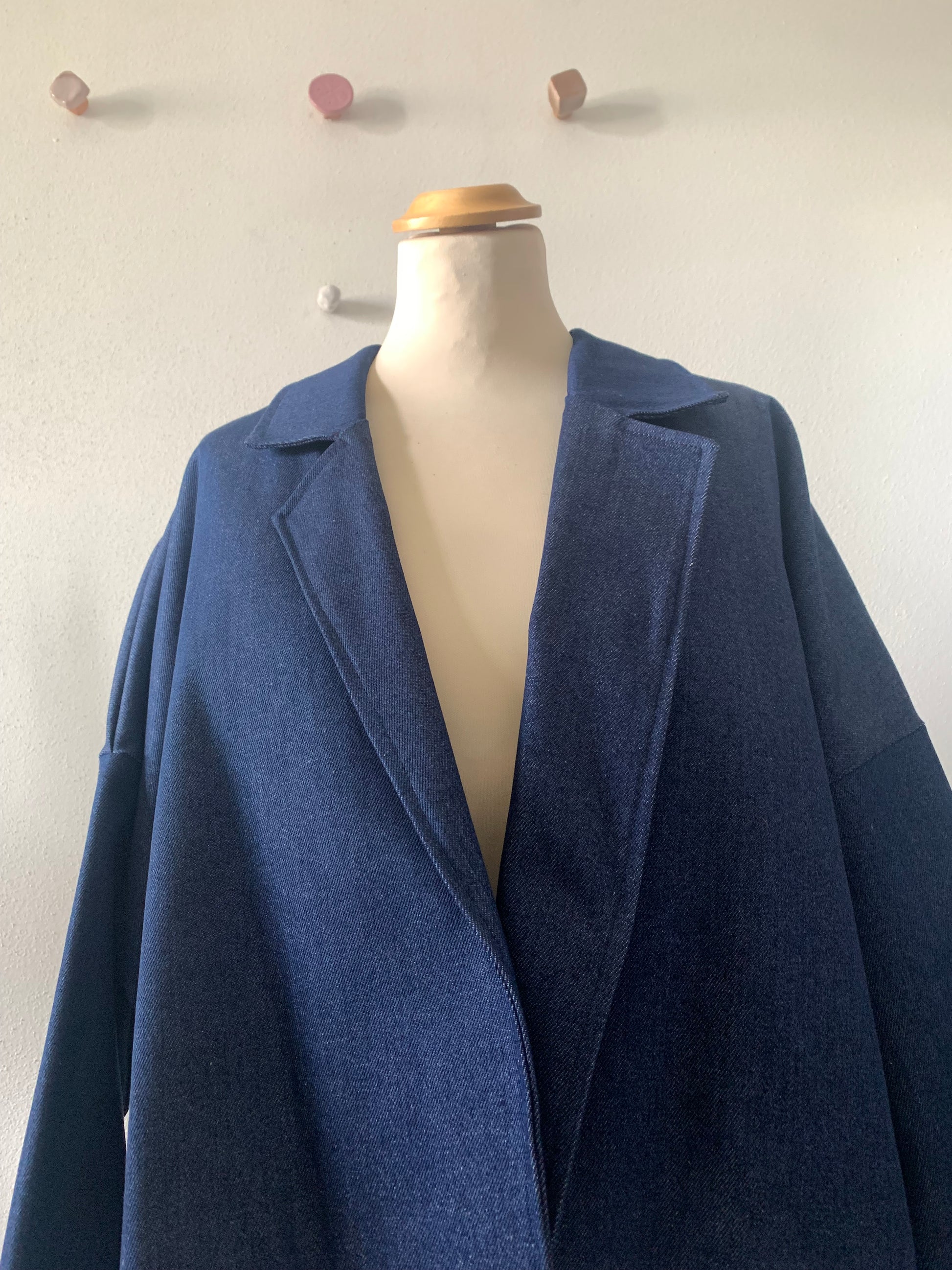 Giacca sostenibile donna in denim con vestibilità comoda over e lavorazione sartoriale handmade