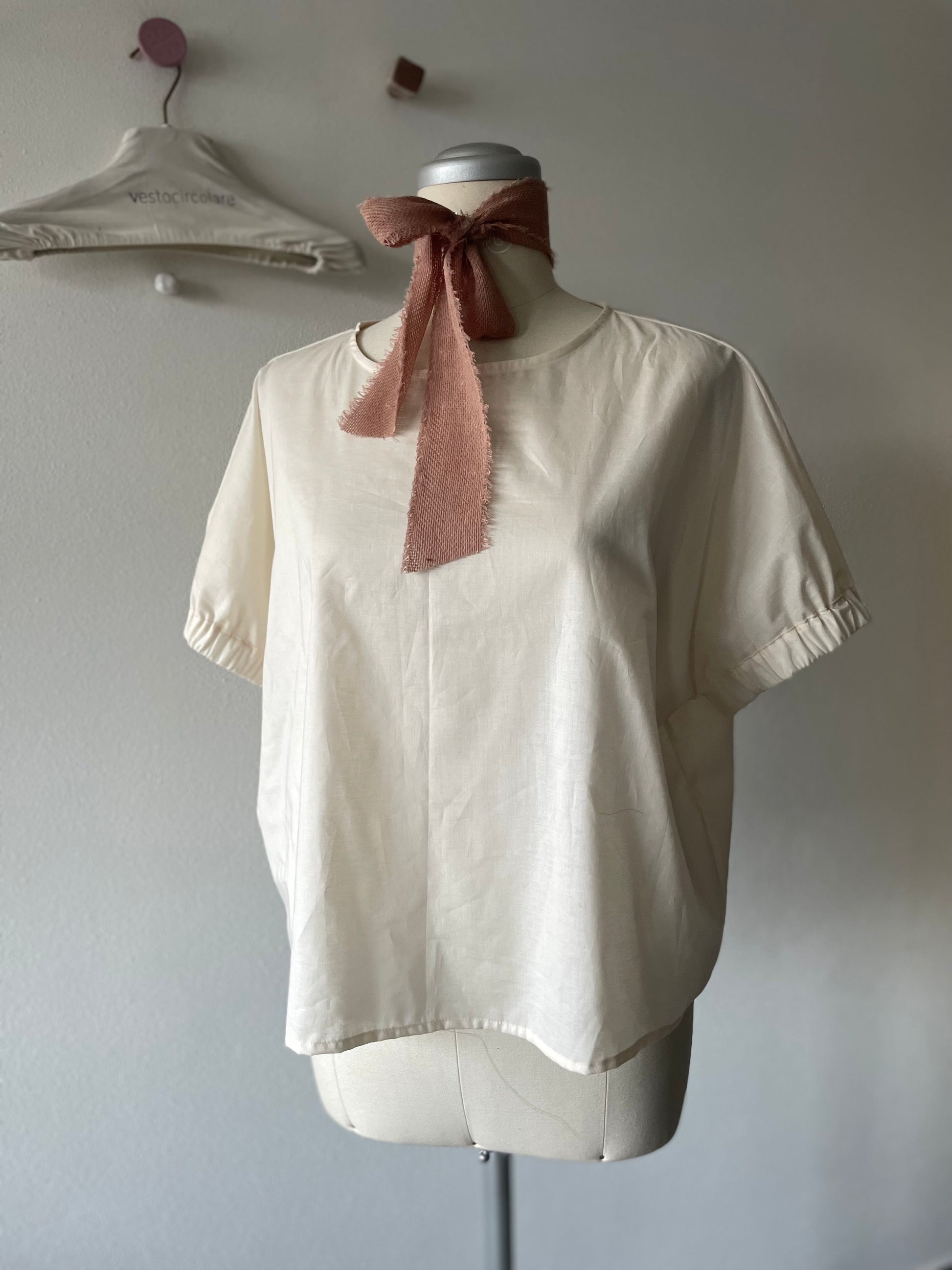 Blusa sostenibile donna in cotone deadstock con vestibilità comoda elegante e lavorazione sartoriale