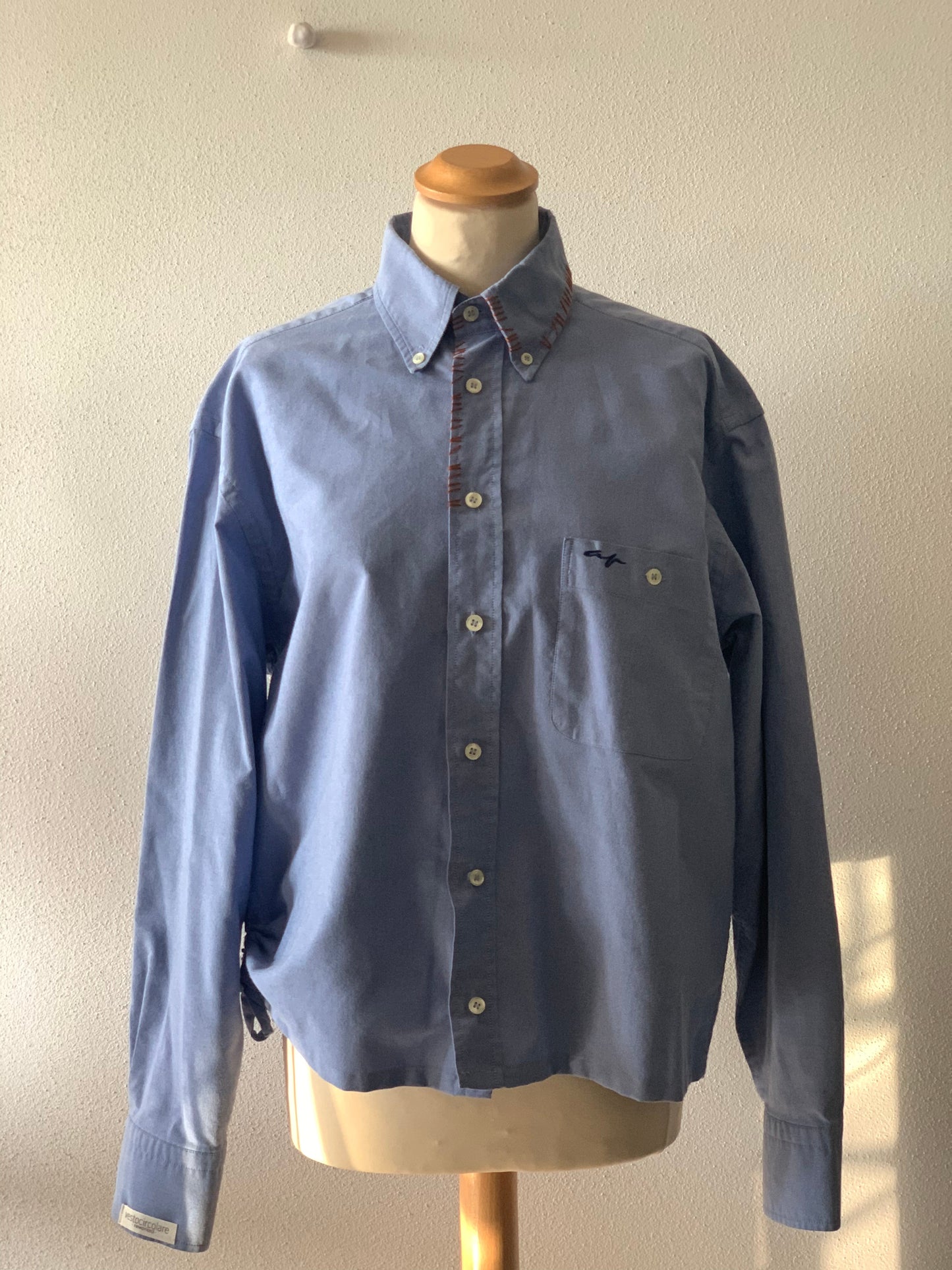 Camicia handmade donna dal design essenziale con dettagli sartoriali e volumi morbidi
