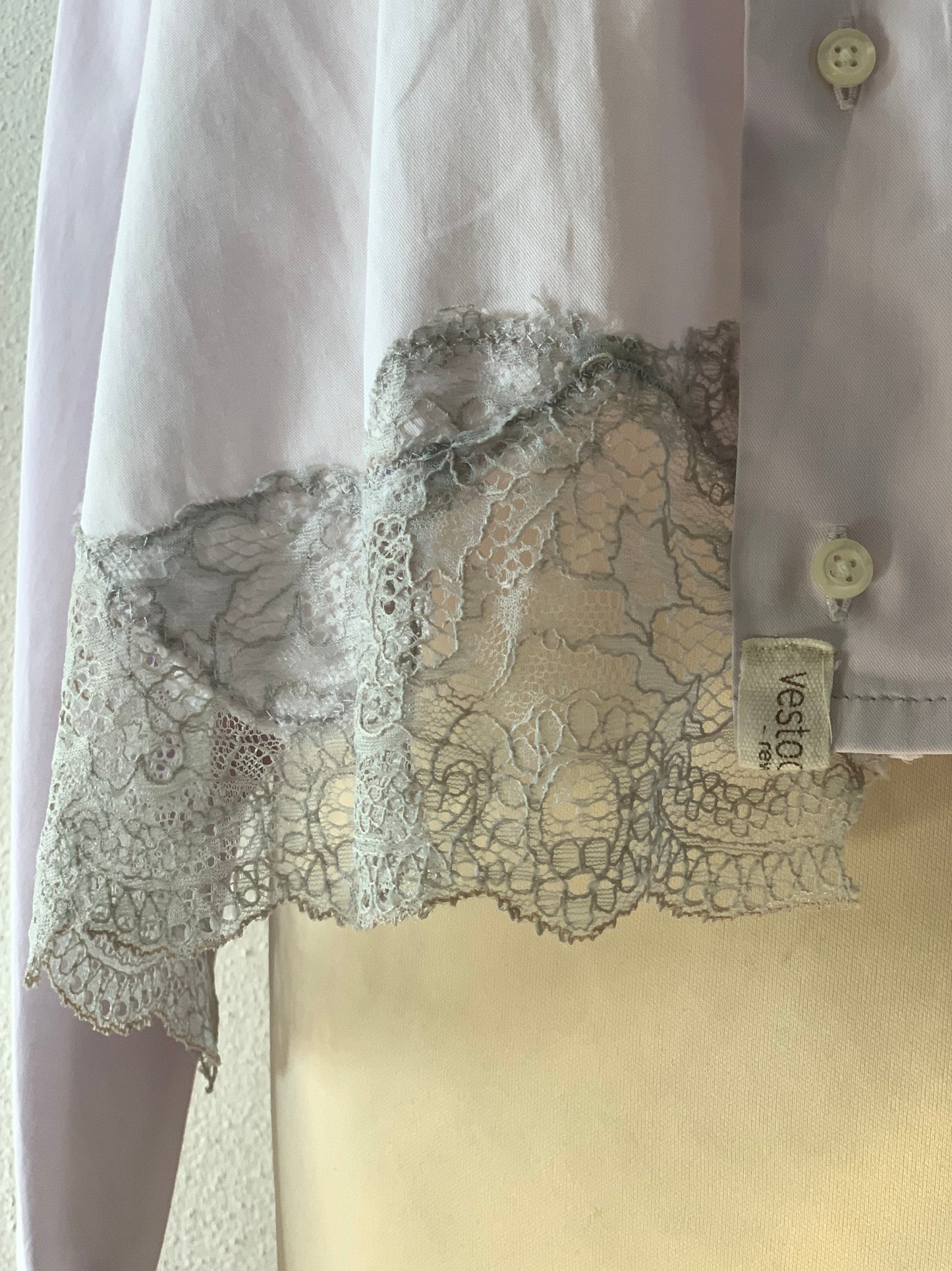 Dettaglio tessuto recuperato e cuciture sartoriali della camicia reworked Lilaclace